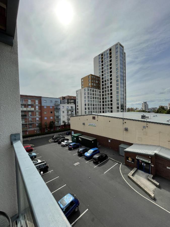 Modern 2-Bed Apartment In The Heart Of Salford Quays Eksteriør billede